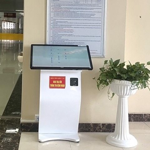 KIOSK tra cứu thông tin COMQ Q-KIOSK 3283TMT